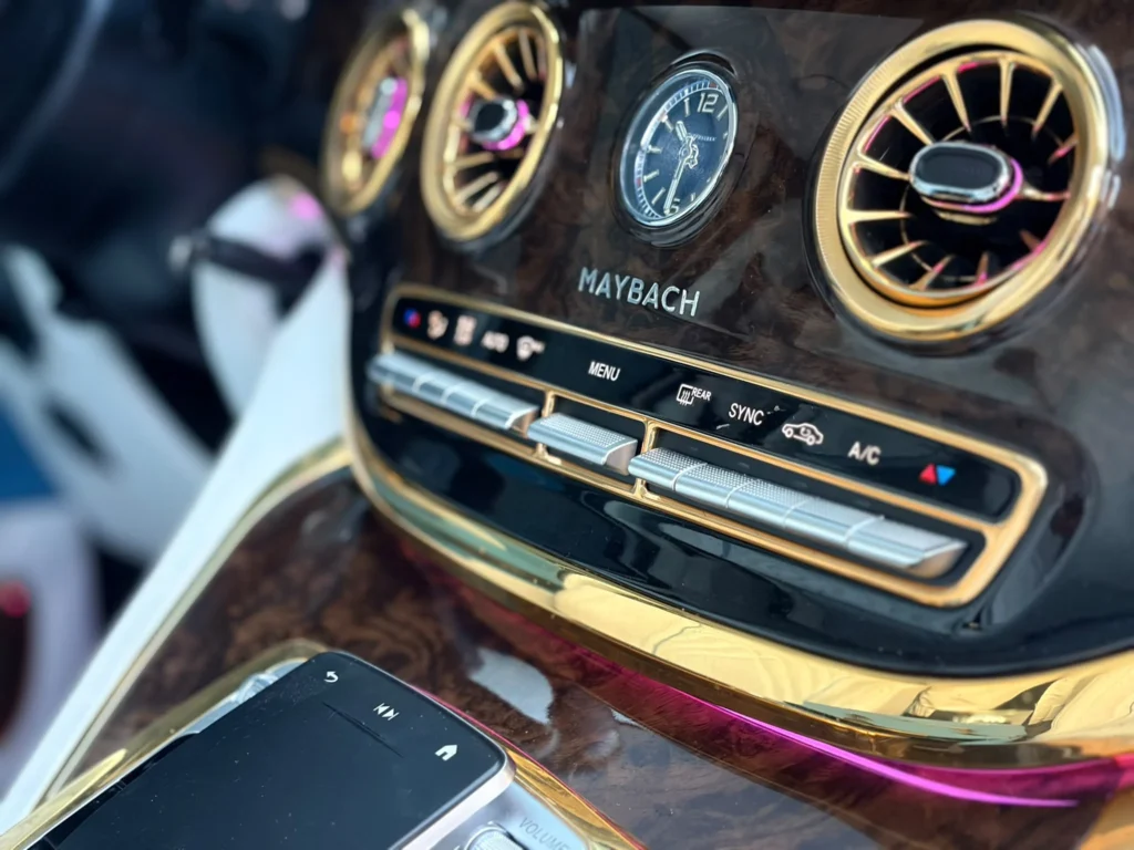 Maybach dashboard met gouden details