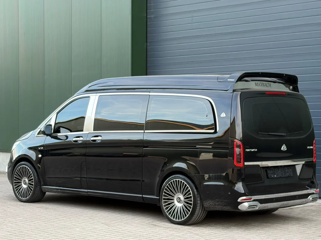 Achter- en zijaanzicht van de Maybach VIP bus