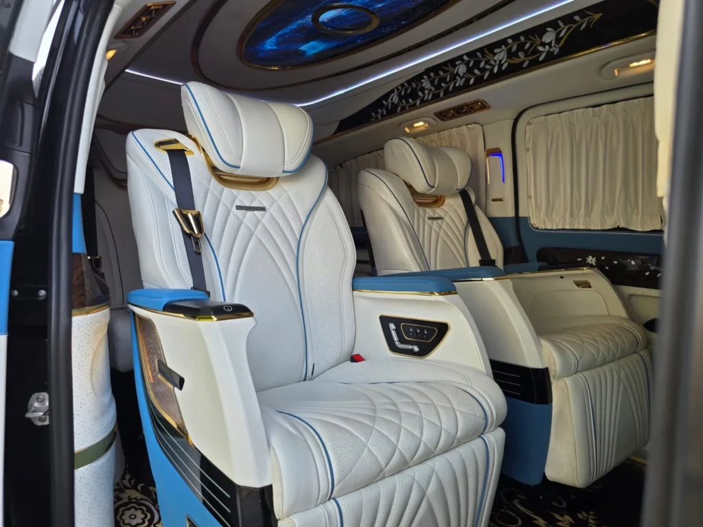 Wit lederen Maybach stoelen met blauwe accenten