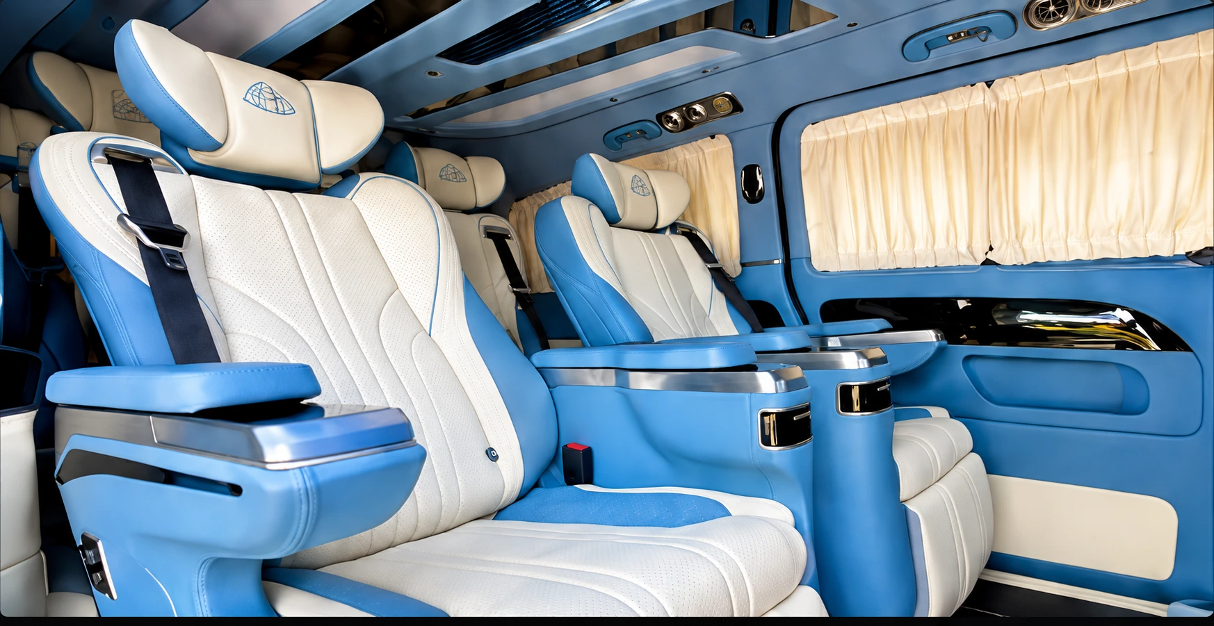 Blauw en crème lederen VIP interieur
