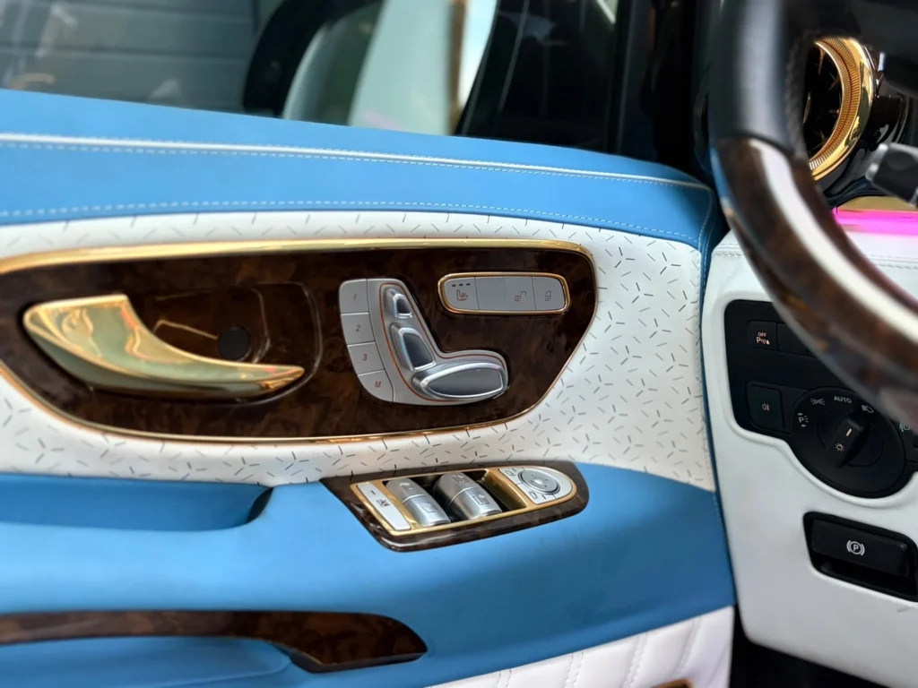 Deurpaneel met blauwe en gouden afwerking