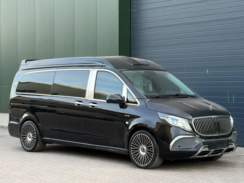 Maybach VIP bus schuin van voren