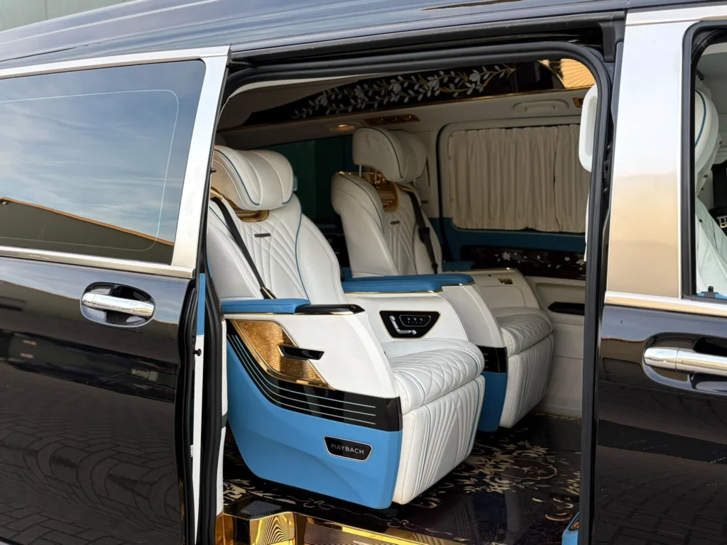Instap en luxe lederen stoelen van de Maybach bus