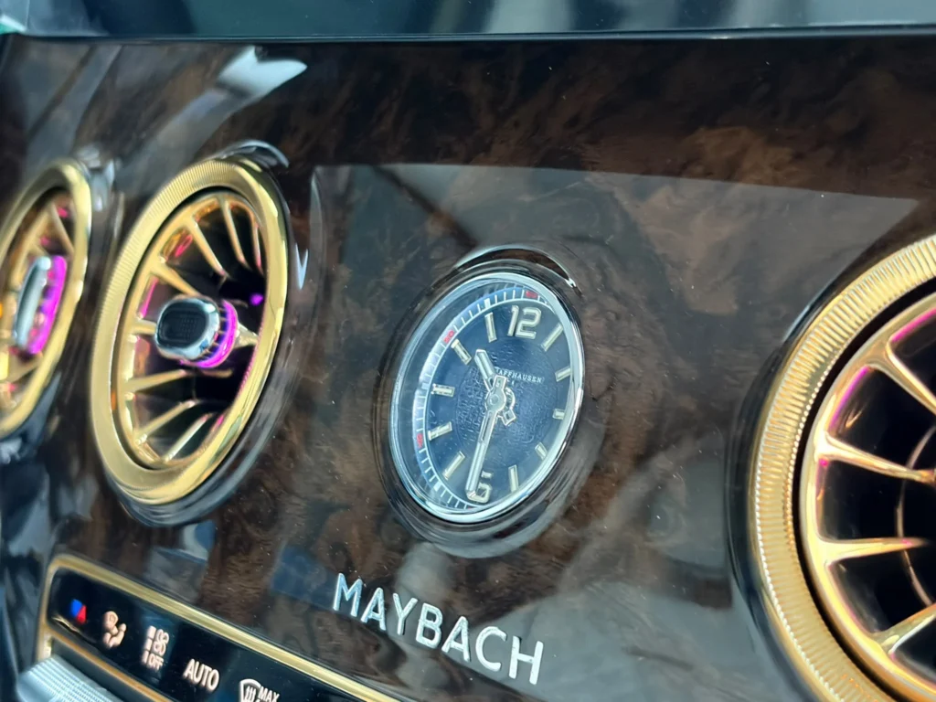 Maybach klok en houten afwerking in het dashboard
