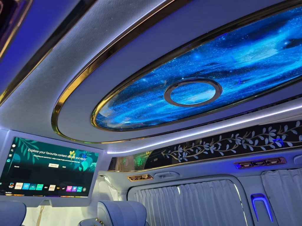 Verlichte sterrenhemel in het interieur van de Maybach bus