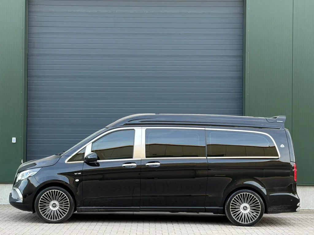 Zijaanzicht van de Maybach VIP bus